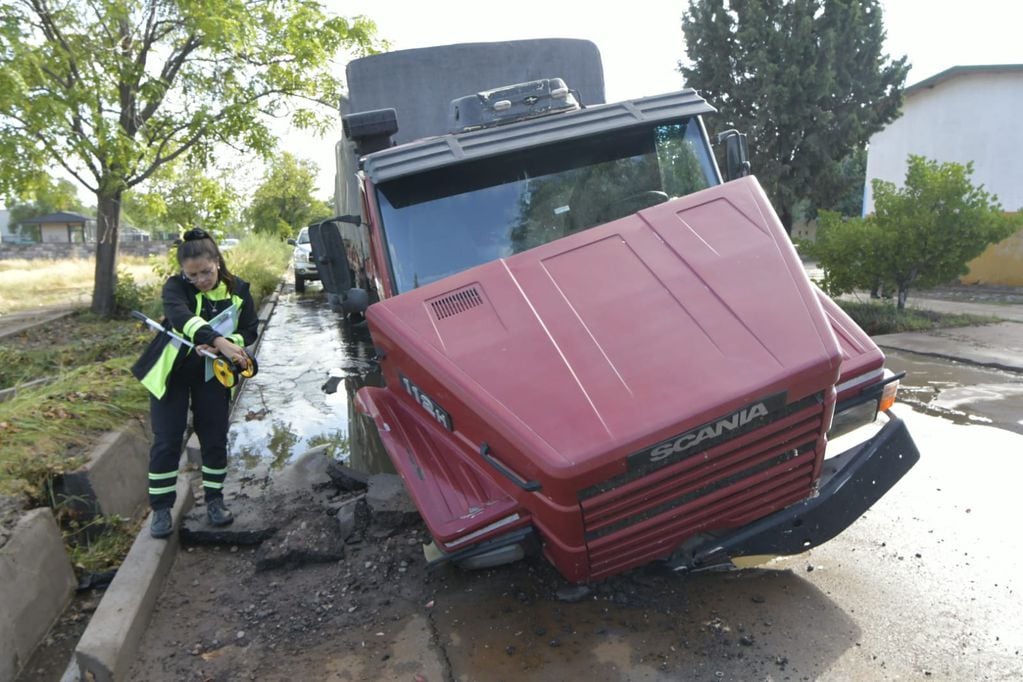 Un camión se hundió en el pavimento mientras circulaba por Godoy Cruz. Foto: Orlando Pelichotti / Los Andes.