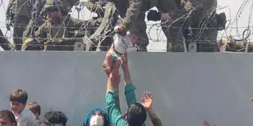 Bebé afgano entregado a soldados