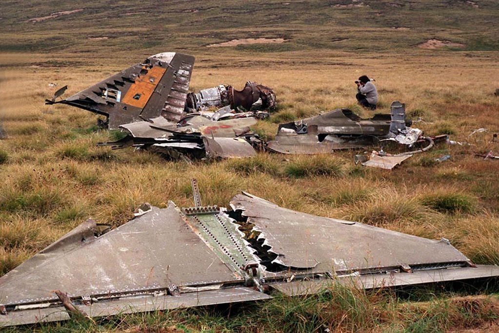 Restos de un avión abatido en las islas. (La Voz/ archivo)