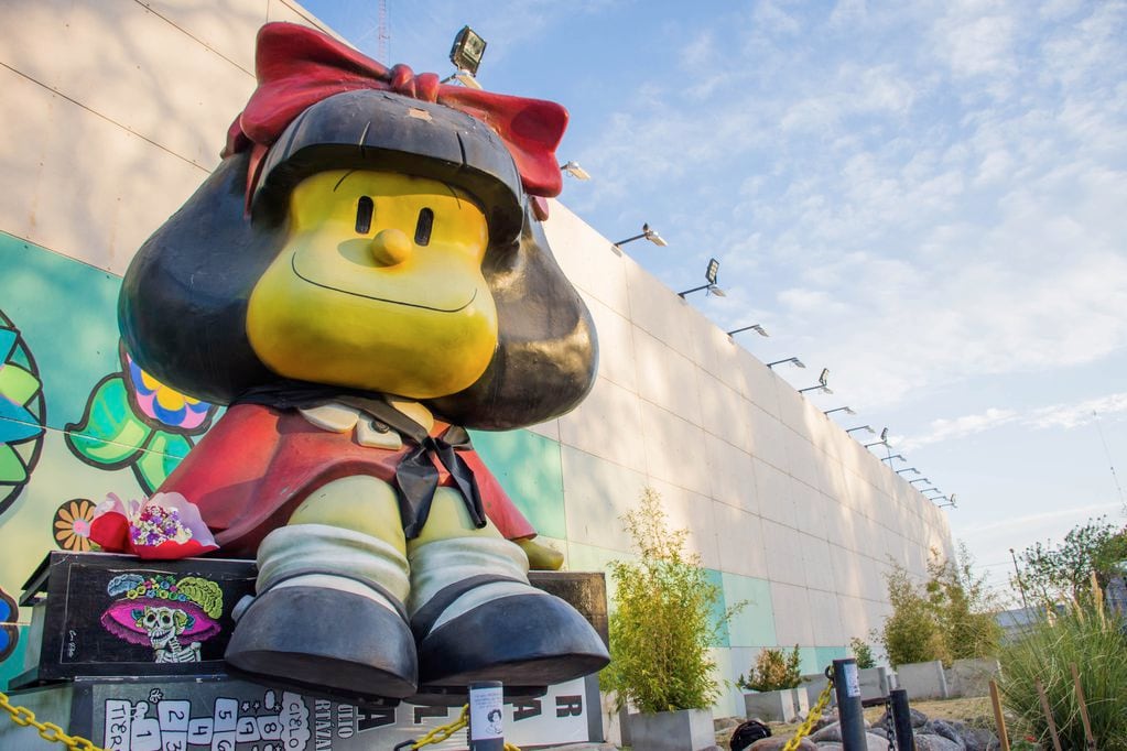 La escultura de Mafalda mide 3,25 metros y está ubicada en El Paseo de La Patria en la ciudad de San Martin.