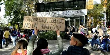 Alumnos de una universidad privada protestan porque aumentan hasta 30% las cuotas cada 3 meses. Foto: Orlando Pelichotti / Los Andes.