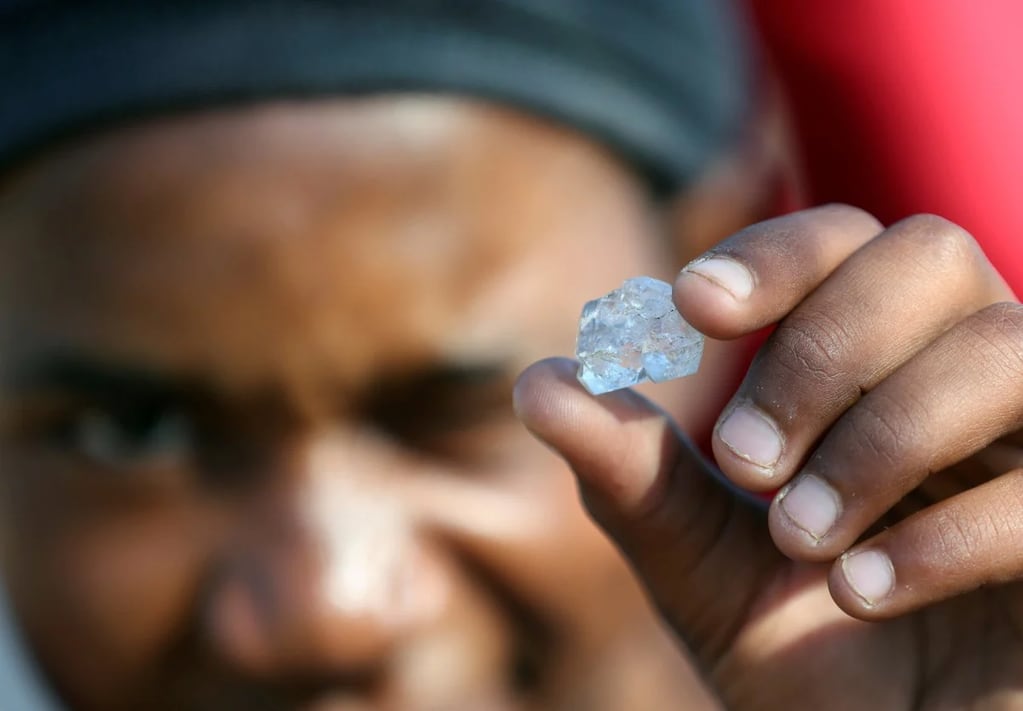 Los miembros de la aldea Kwa Hlathi aseguran haber encontrado varios diamantes enterrados.