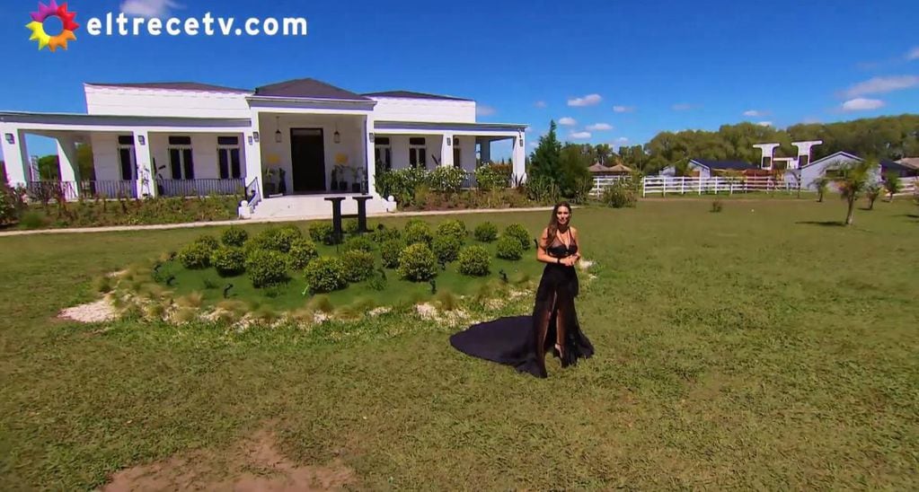 Pampita debutó en "El hotel de los famosos" con un look transparente divino