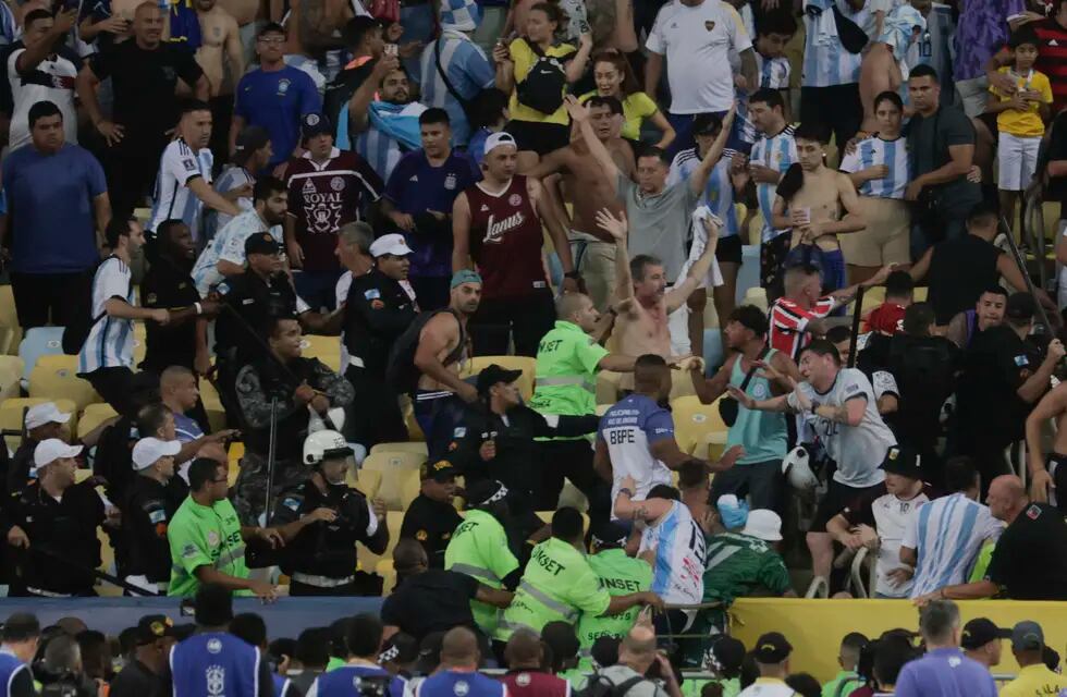 La policía brasileña y los hinchas argentinos se enfrentaron antes del inicio del partido. Foto: Gentileza