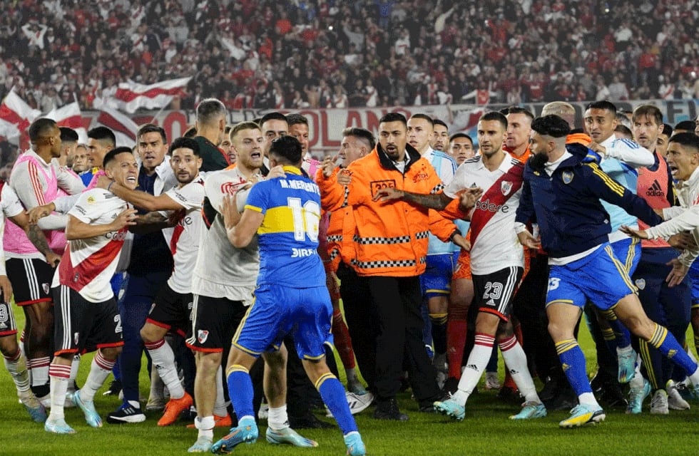 El polémico encontronazo entre los jugadores de River y Boca sobre el cierre del Superclásico. (Clarín)
