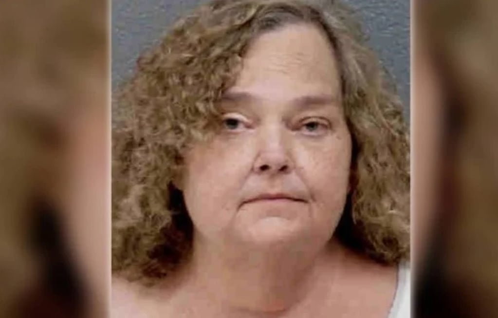 La abuela de la niña, Tammy Moffett, de 53 años, también fue arrestada.