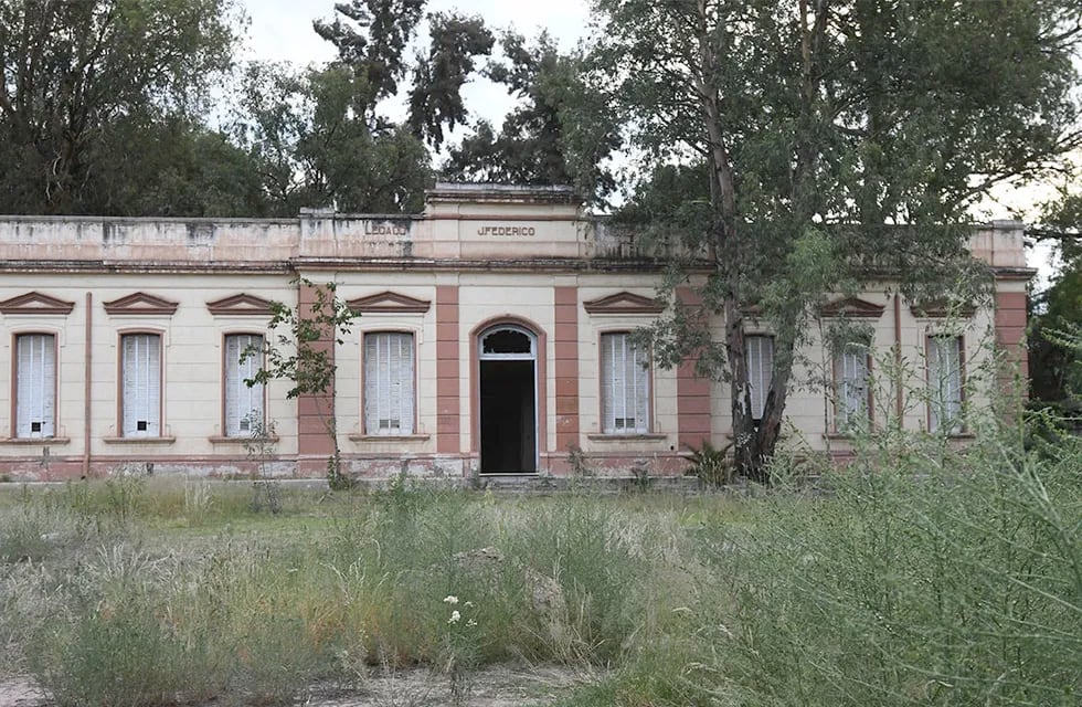 Edificio abandonado de la maternidad Federico Moreno, en el que fuera el Hospital Emilio Civit en el parque General San Martín de Ciudad.  Foto: José Gutierrez / Los Andes