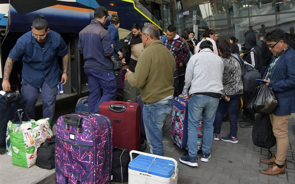 Terminal de ómnibus repleta de personas que volvieron de Chile tras el finde XL - Foto: Orlando Pelichotti / Los Andes