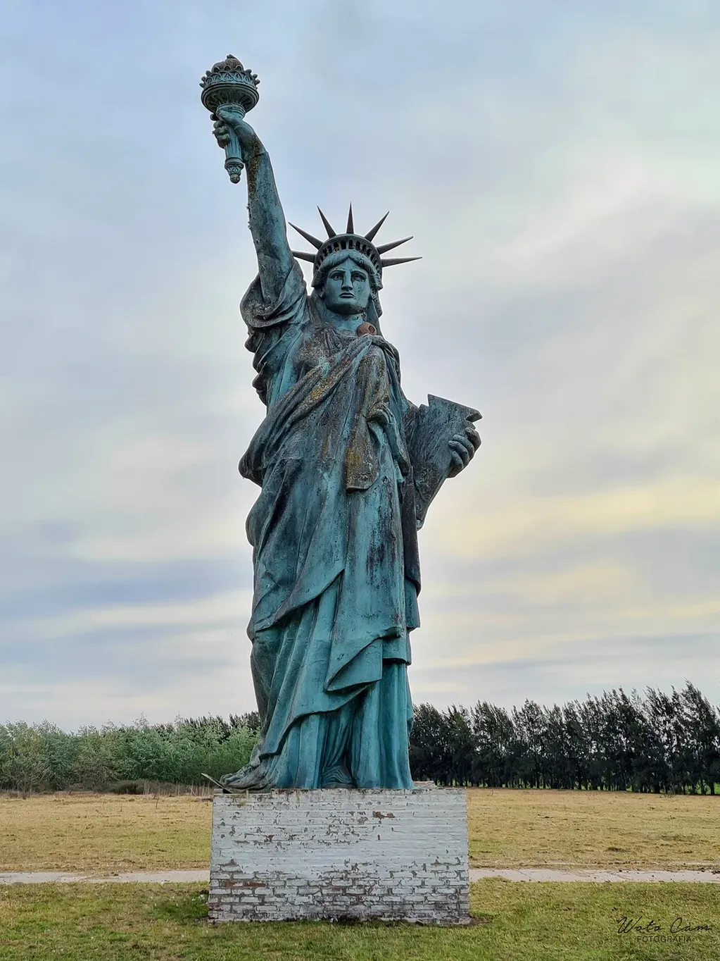 La historia de la misteriosa Estatua de la Libertad escondida en un campo de Buenos Aires.