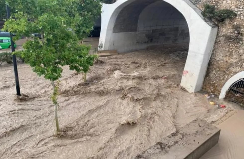 Una lluvia torrencial provocó un gran caos en una ciudad de España. El agua y el granizo cayeron con fuerza en pleno centro de Zaragoza. Gentileza: Heraldo de Aragón.