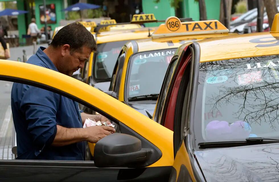 Anunciaron que estudian un aumento en la bajada de bandera de los taxis de MendozaFoto: Orlando Pelichotti
