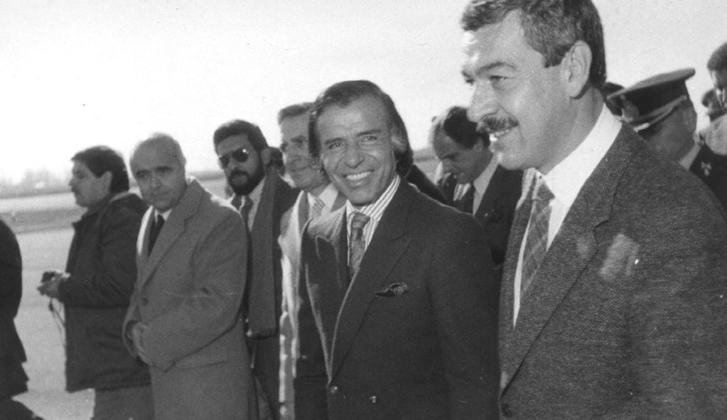 Menem junto a José Octavio Bordón (1987-1991) en el aeropuerto de Las Heras