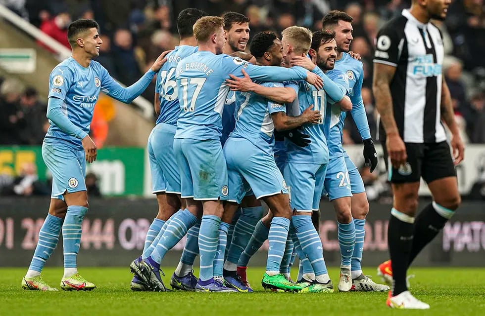 Riyad Mahrez del Manchester City celebra con sus compañeros tras anotar el tercer gol en la victoria 4-0 a Newcastle, por la Liga Premier