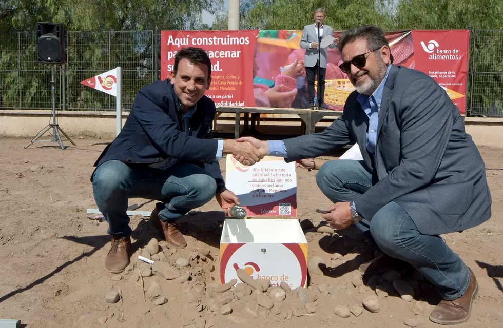 El intendente Tadeo García Zalazar y el presidente del Banco, Daniel Ortiz, anunciaron la construcción de la sede. Foto: Orlando Pelichotti / Los Andes
