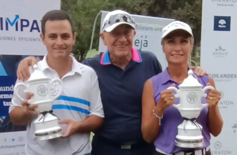 Pablo Bernal e Ivana Aubone, ganadores del Vendimia de golf, junto a Julio Camsen, auspiciante del torneo. / Gentileza