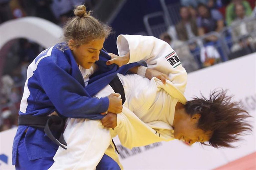 
    La judoca obtuvo una nueva medalla en su carrera.
   