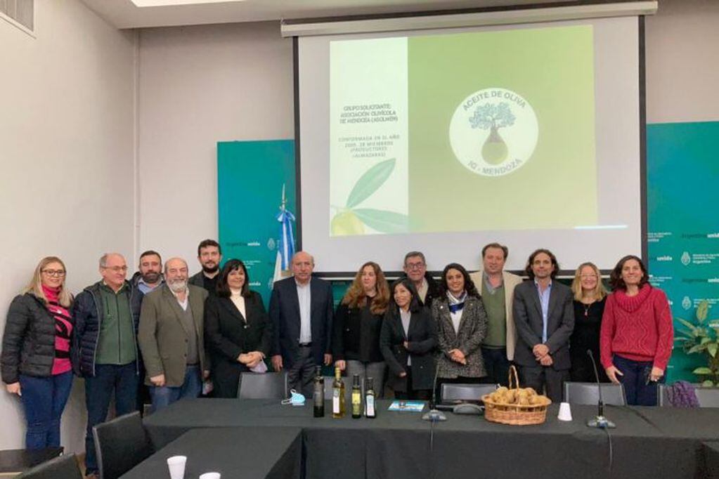 Una comitiva de Mendoza presentó en Buenos Aires la documentación para declarar la IG del aceite local