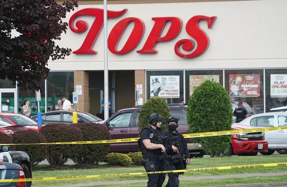 El supermercado donde ocurrió el tiroteo, em Buffalo, Nueva York. (AP / Joshua Bessex)