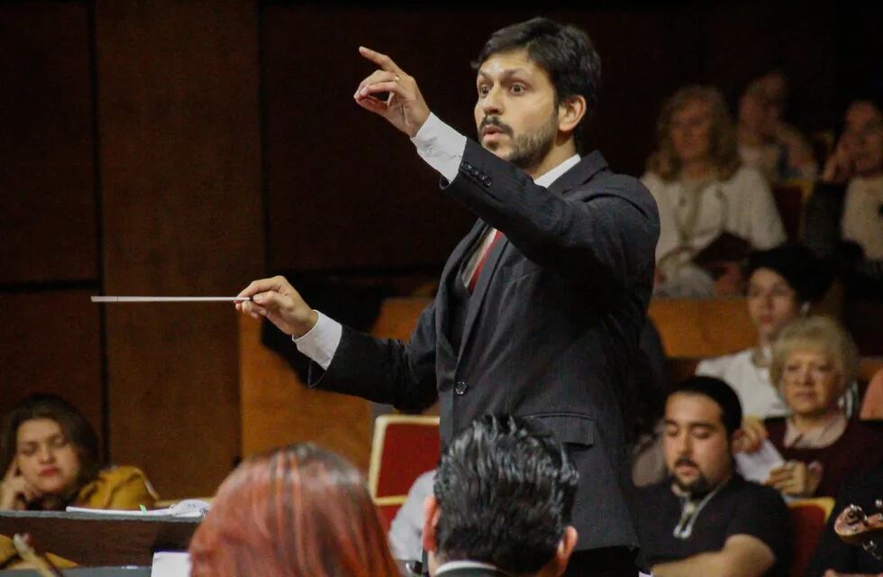 Mariano Peralta dirige la Orquesta Barroca de Mendoza.