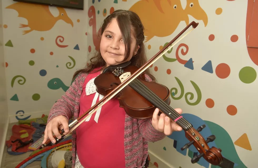 Superación: Camila, de la sordera a disfrutar todo el día de su violín