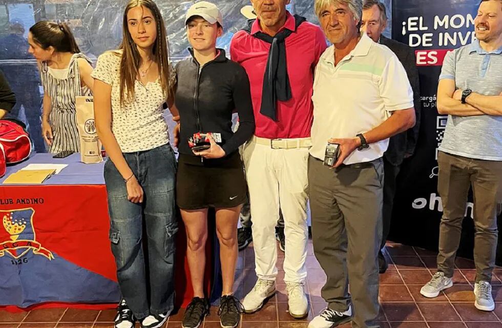 Corina Ruiz Guiñazú y Carlos Riveros reciben sus premios. / Gentileza