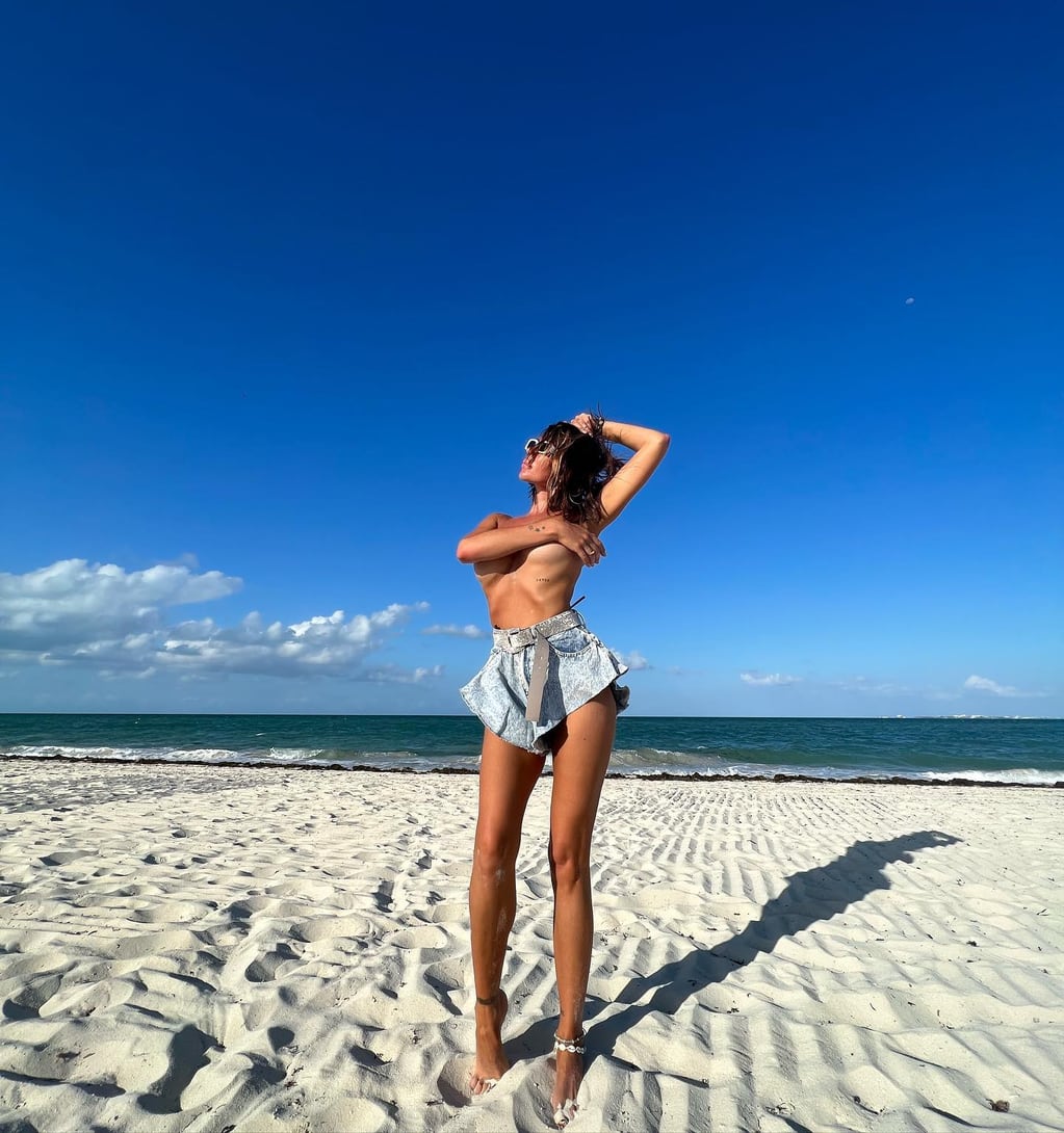 Karina Jelinek hizo topless en la playa.