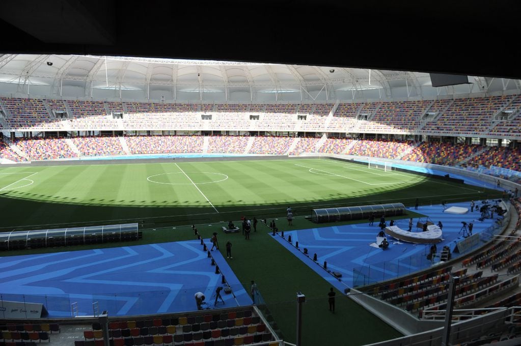 El estadio, totalmente cubierto, tiene capacidad para 28.000 espectadores, está ubicado en un predio de 20 hectáreas en la ribera del río Dulce.