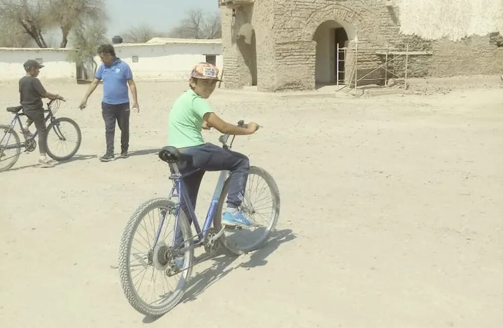 Donaron 20 bicicletas a estudiantes y materiales de construcción a una escuela del secano lavallino. Gentileza