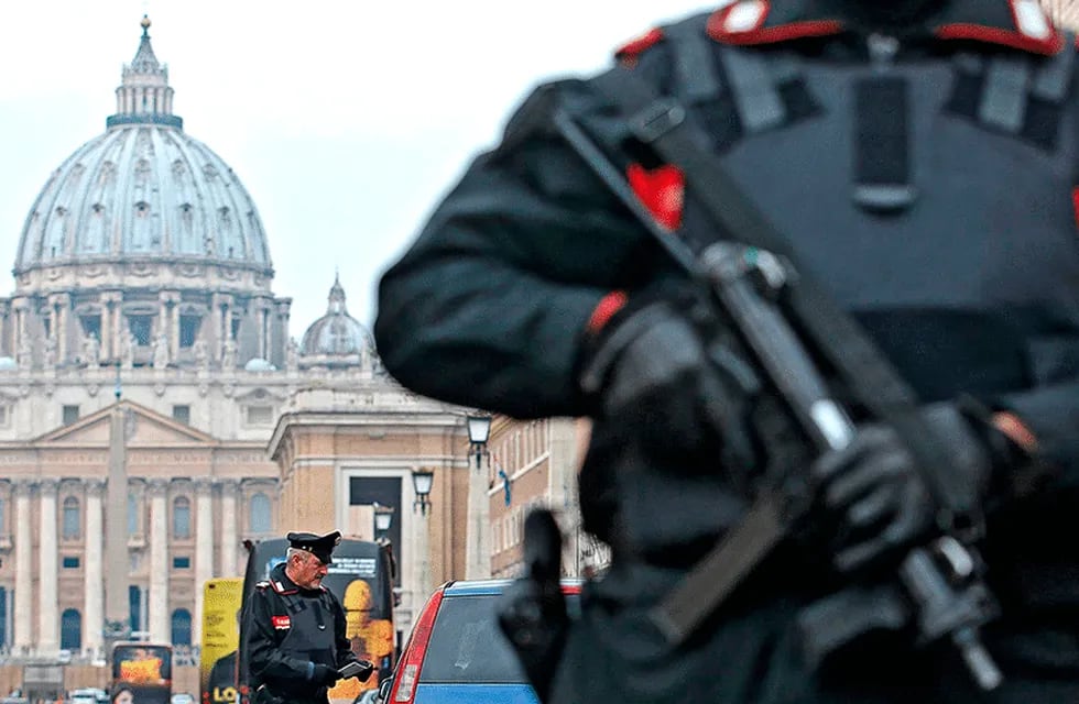La seguridad del Vaticano frenó al vehículo a los tiros. - Gentileza