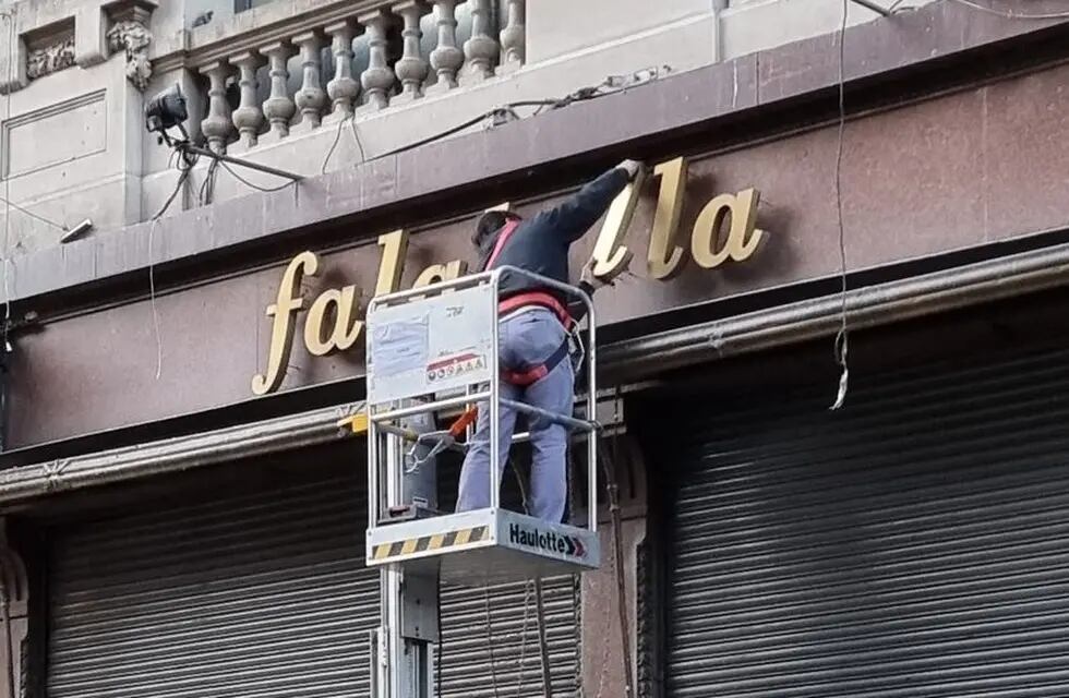Falabella cerró sus tiendas y está rematando sus elementos.