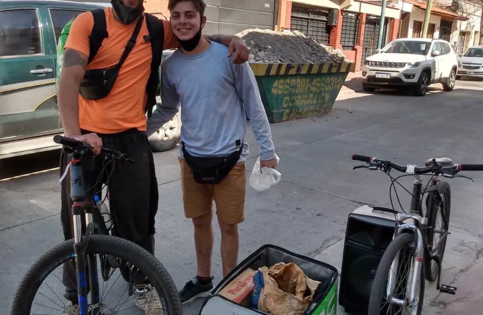 Luciano Herrera y Leandro García sufrieron el robo de un modesto autito con el que repartían pan y ahora lo hacen en bicicleta y con un parlante para anunciar que llevan "pan calentito".