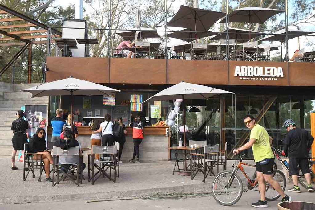Comienza a funcionar el restaurante mirador ARBOLEDA, ubicado en el monumento del Cerro de La Gloria de Ciudad, donde los visitantes podrán disfrutar de una vista única en la zona
 Foto: José Gutierrez / Los Andes 