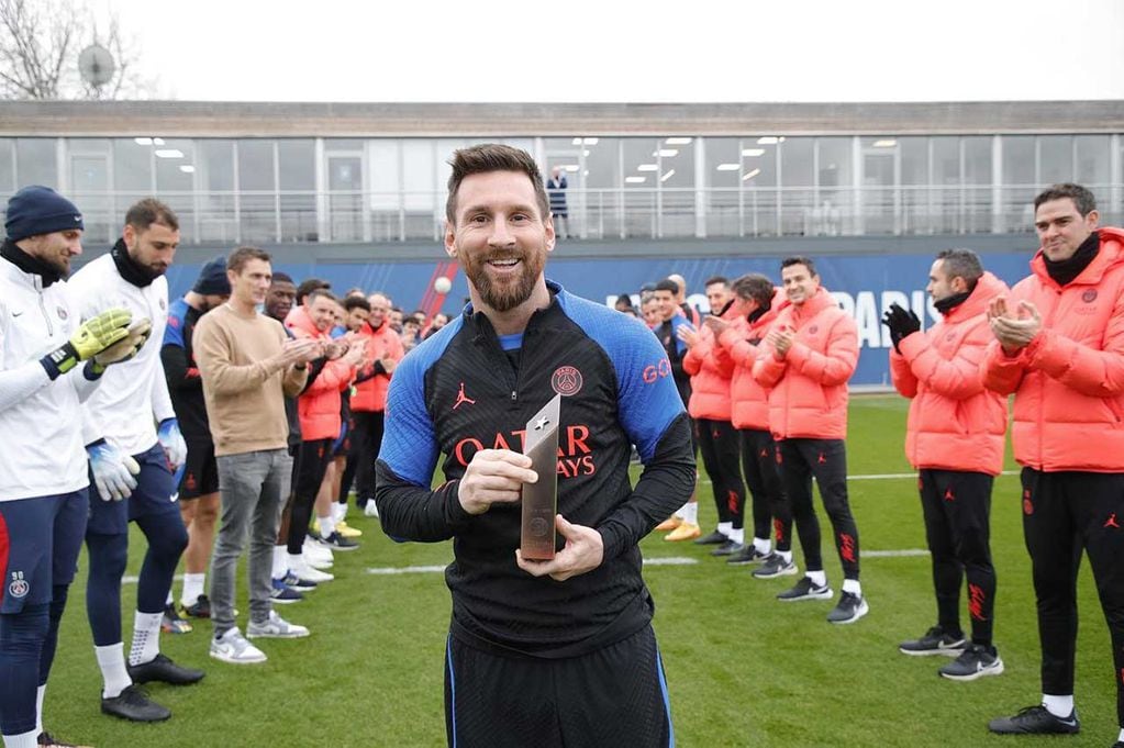 Lionel Messi, fué homenajeado en su regrerso al equipo frances PSG