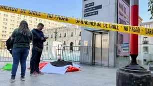 Dejaron un león muerto frente al palacio presidencial en Chile