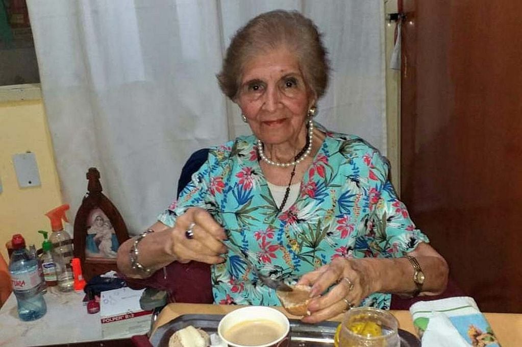 Francisca vive en Córdoba junto a su familia. Su caso trascendió debido a que superó el Covid-19 con 101 años.