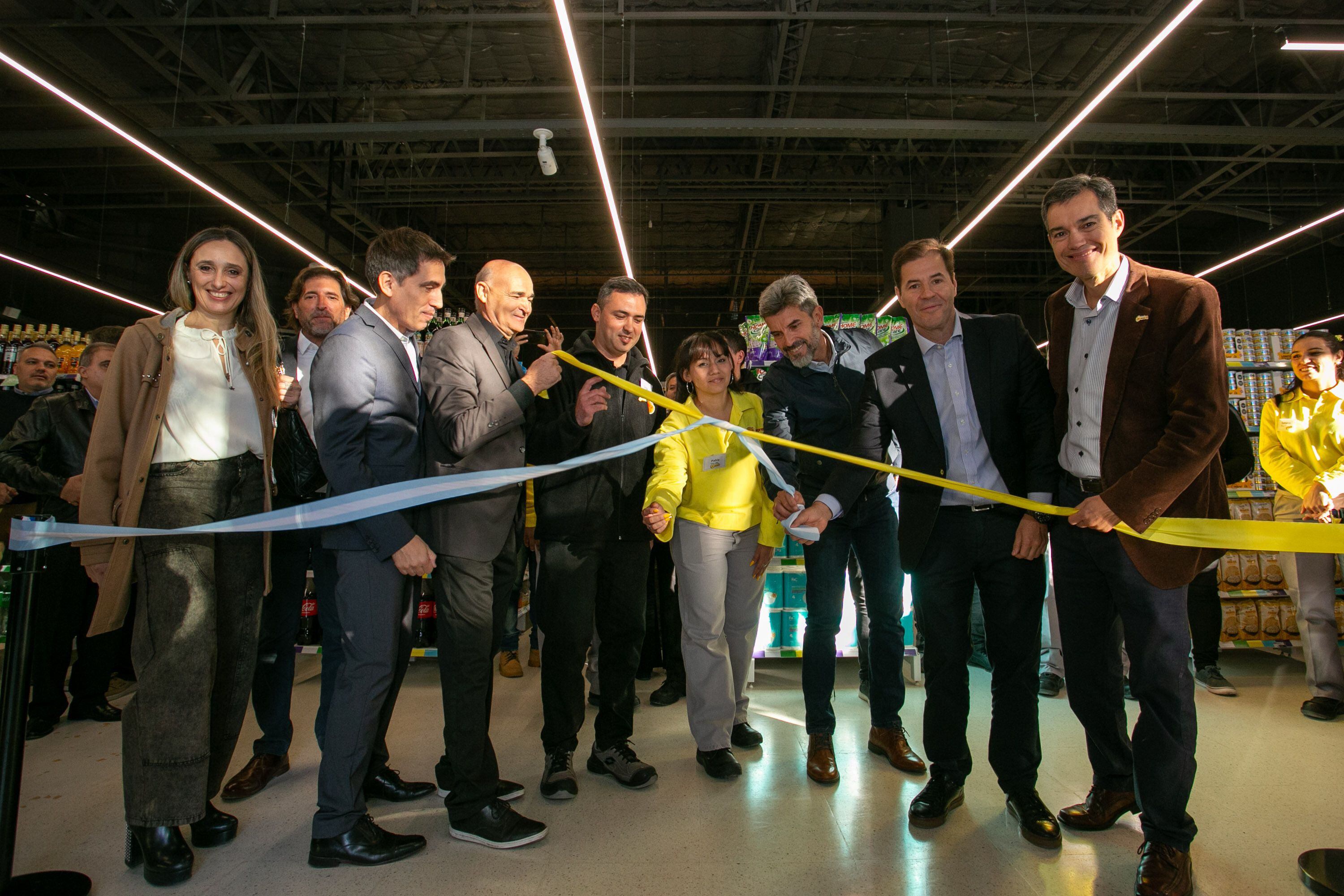 Ulpiano Suarez estuvo presente en la inauguración de un nuevo Vea Express.