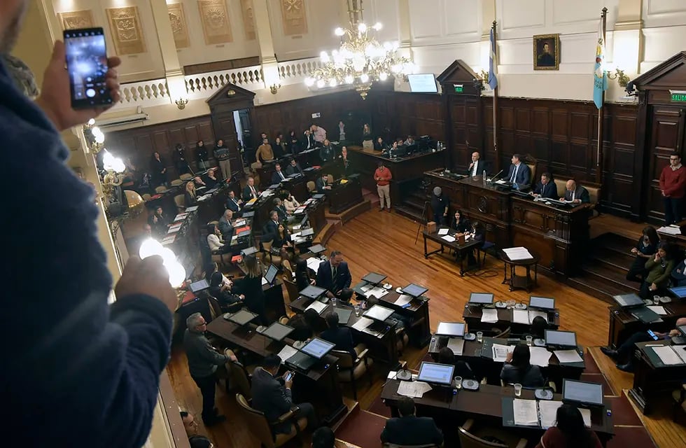 Sesiona la Honorable Cámara de Senadores Mendoza, en la Legislatura Provincial

Foto:  Orlando Pelichotti