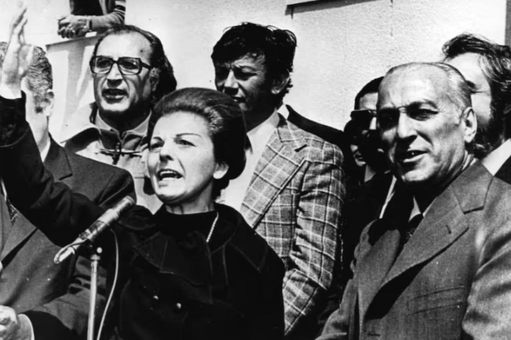La entonces presidenta argentina María Estela Martínez de Perón junto al ministro de Bienestar Social, José López Rega, en 1974. Foto Archivo: La Nación