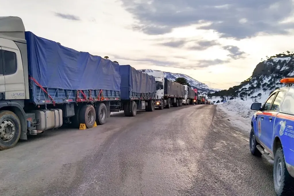 Neuquén: cruzaron hacia Chile todos los camiones varados durante más de 10 días por la nieve. / Foto: Gentileza