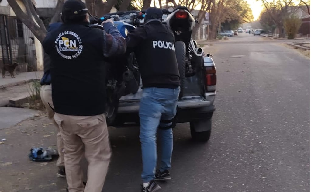 En uno de los allanamientos, los policías encontraron además motos sin papeles.