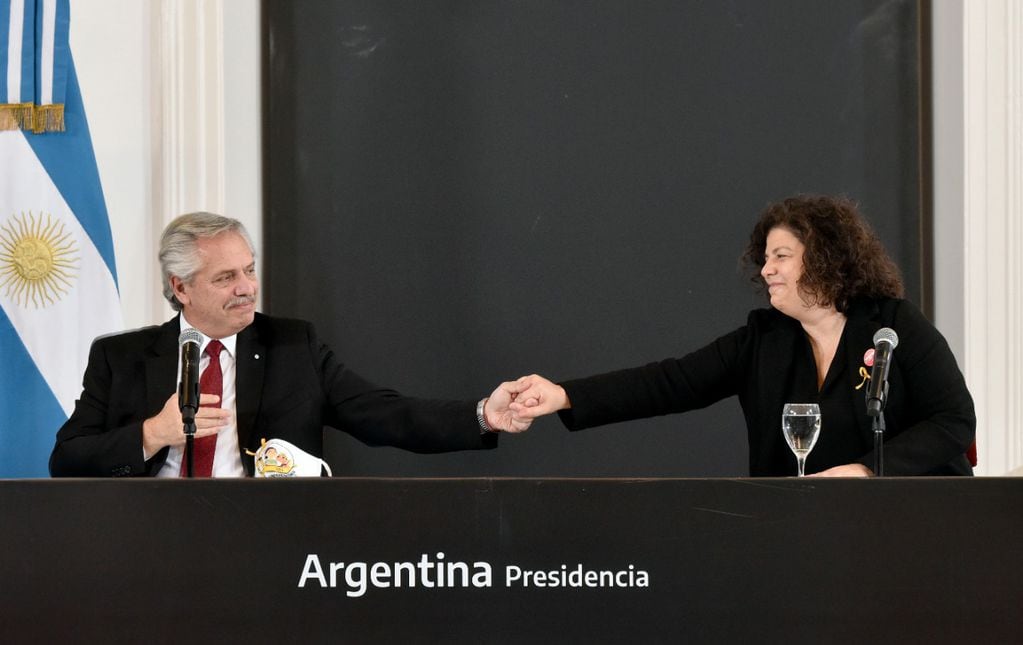 La ministra de Salud, Carla Vizzotti, junto al presidente Alberto Fernández (Archivo)