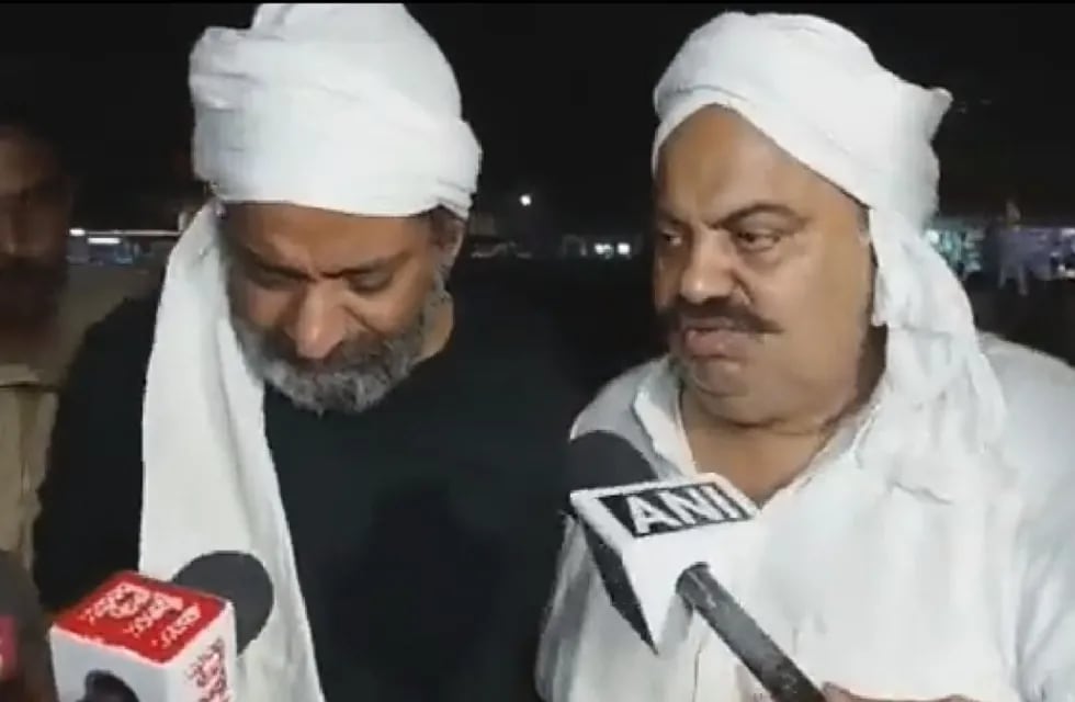El expolítico Atiq Ahmad y su hermano Ashraf eran acusados de mafiosos - Captura de video