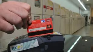 TARJETAS. Las compras con tarjeta de débito o crédito en el exterior tendrán un recargo del 15 por ciento (La Voz / Archivo).