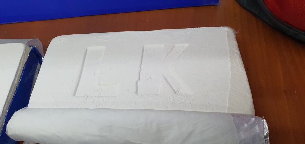 Los ladrillos de cocaína tenían grabadas las iniciales LK y ahora los investigadores tratan de averiguar qué significan. - Gentileza / Ministerio de Seguridad
