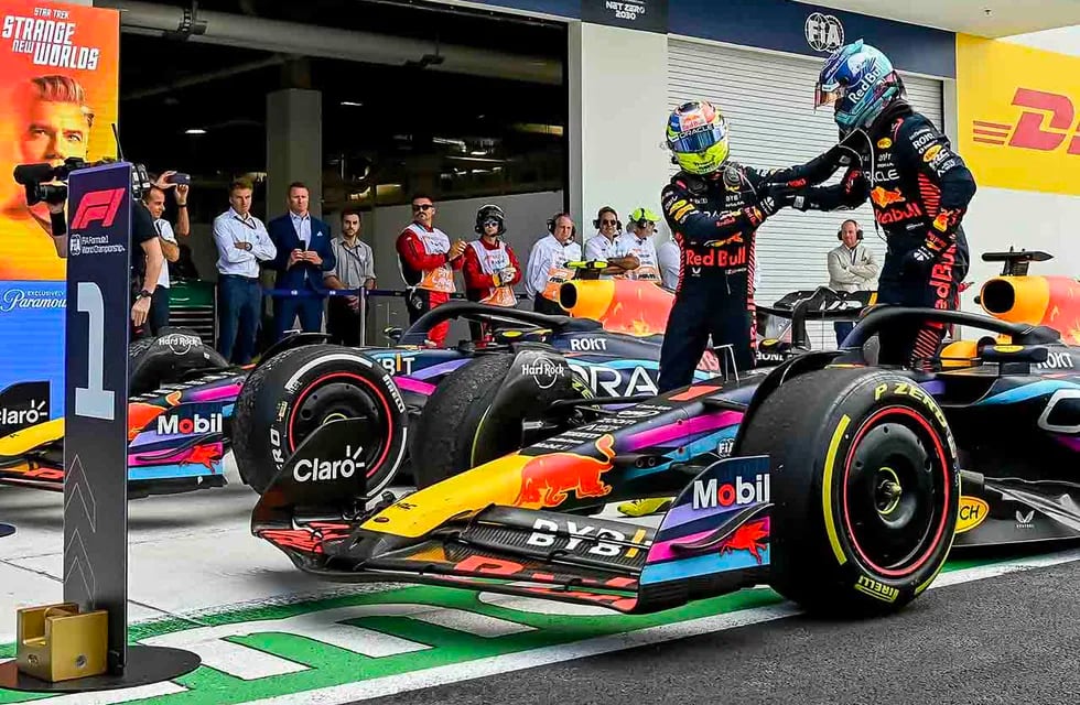 El segundo clasificado, el mexicano de Fórmula 1 Sergio Pérez, felicita al ganador, el piloto holandés Max Verstappen en el Gran Premio de Fórmula 1 de Miami. / EFE