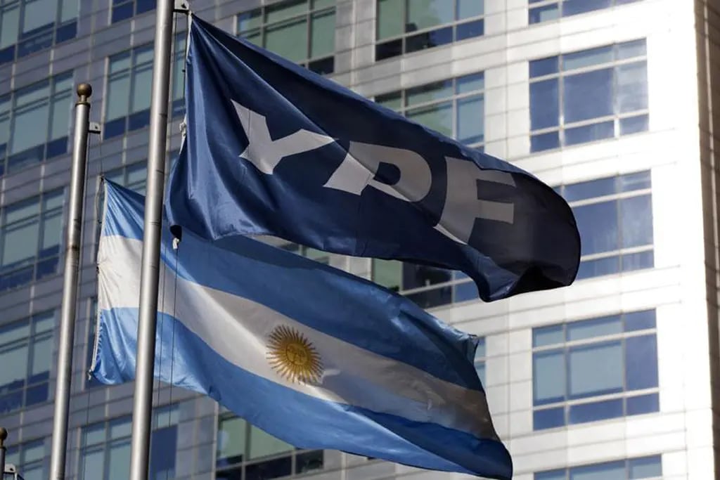 YPF. A raíz de la expropiación, bajó la nota de la deuda de la empresa (AP).