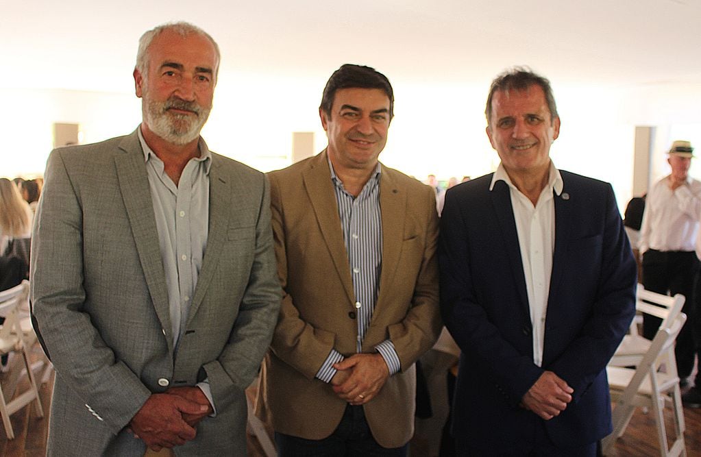 Primer Vocal Titular, Pablo Mantován; Diputado nacional, Omar De Marchi; y el presidente del CAM, Javier Oyhenart