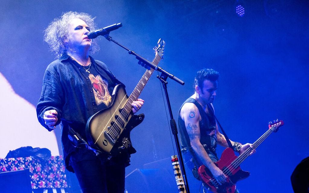 16 October 2022, Hamburg: Robert Smith (l), frontman of "The Cure," and bassist Simon Gallup play with the band at Barclays Arena. "The Cure" have started their European tour. Photo: Daniel Bockwoldt/dpa - Photo by Icon sport