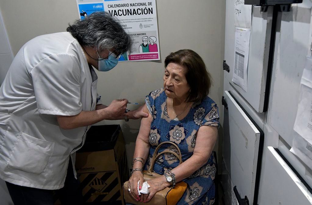 Sigue la vacunación contra el Covid-19: dónde se aplican los refuerzos en el Gran Mendoza. Foto: Orlando Pelichotti / Los Andes.