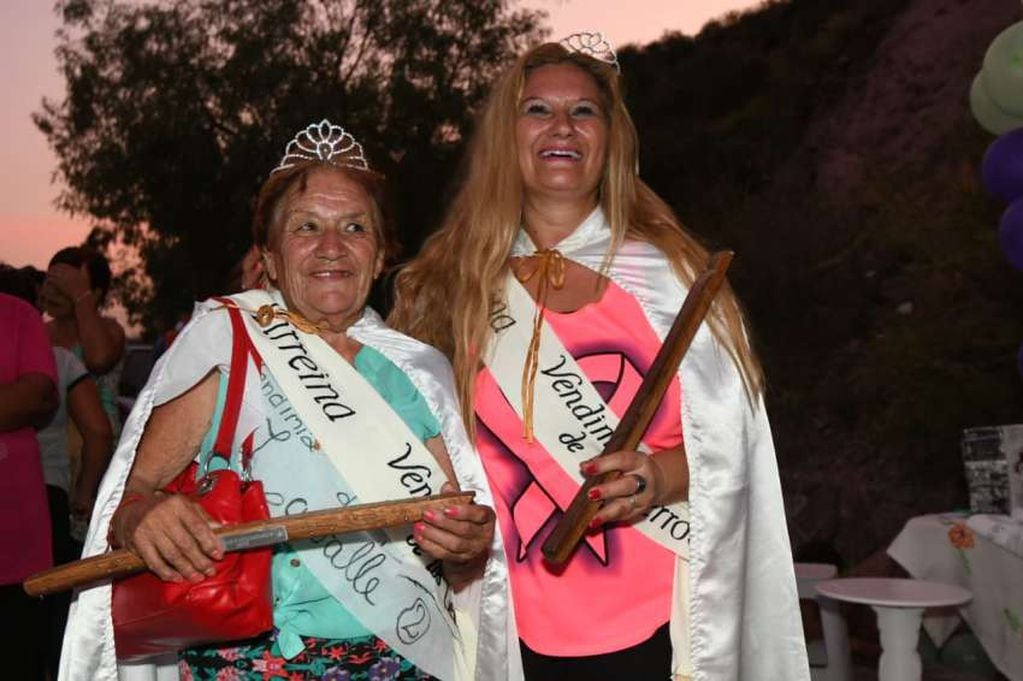 
Felices. La virreina, Nélida Miranda, y la reina, Mónica Cosimano, tras la coronación en los cerros.  | José Gutiérrez / Los Andes
   